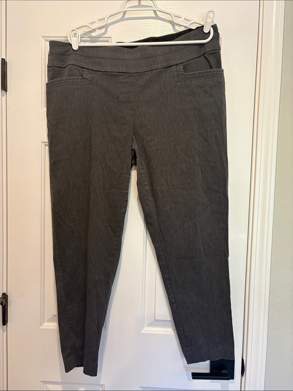 Maurice’s Gray Stretchy Capri pants